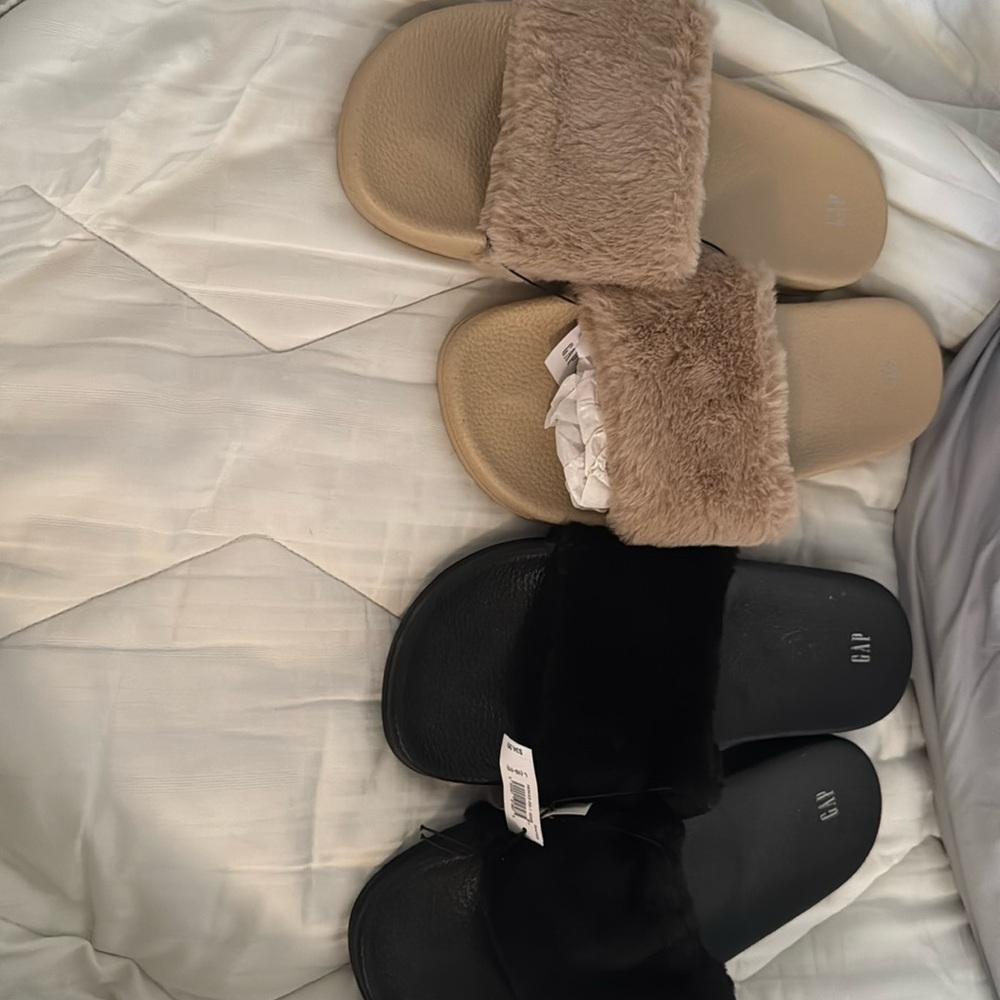 Gap slip on sandals beige and black 10-11